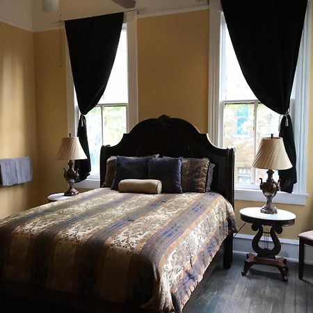 The Mardi Gras House Bed & Breakfast Mobile Exterior photo