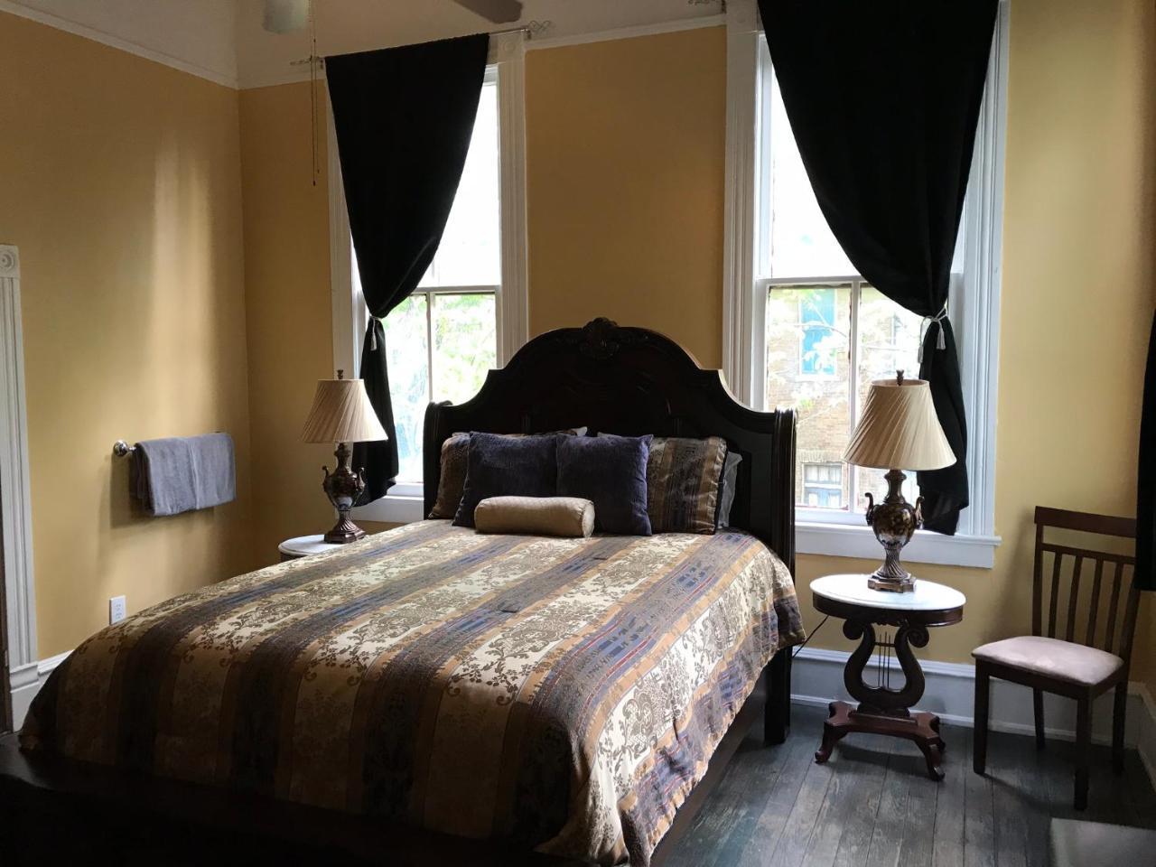 The Mardi Gras House Bed & Breakfast Mobile Exterior photo