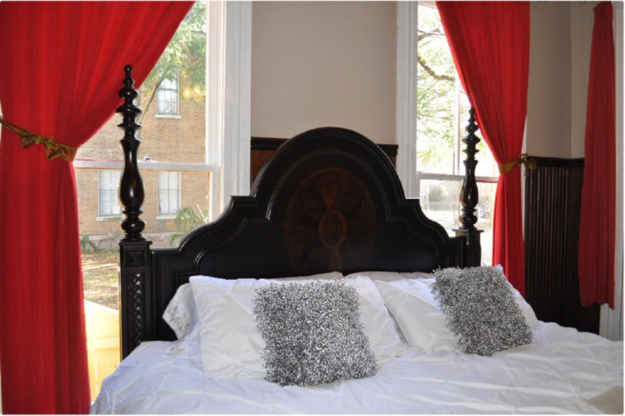 The Mardi Gras House Bed & Breakfast Mobile Exterior photo