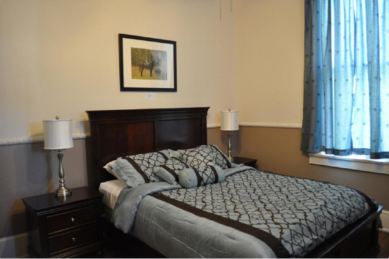 The Mardi Gras House Bed & Breakfast Mobile Exterior photo