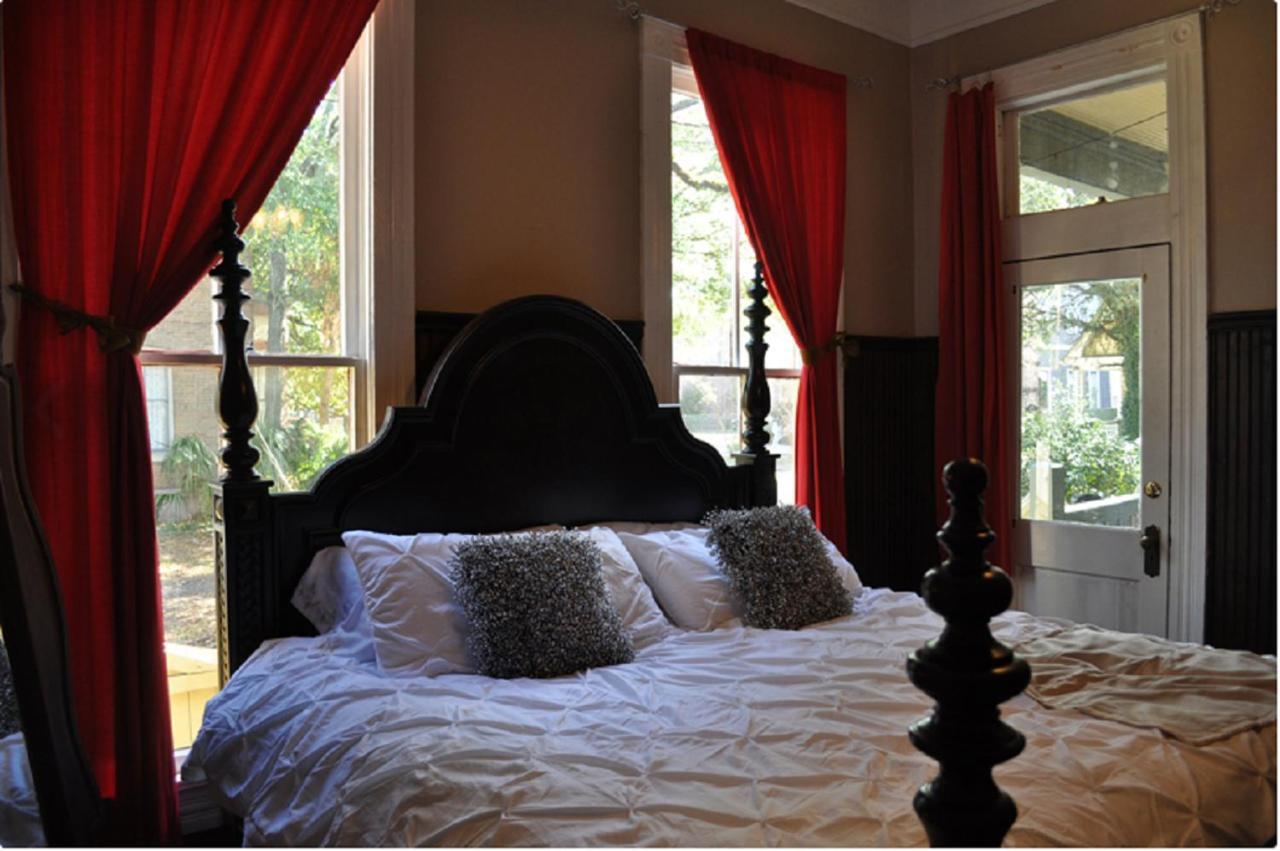 The Mardi Gras House Bed & Breakfast Mobile Exterior photo
