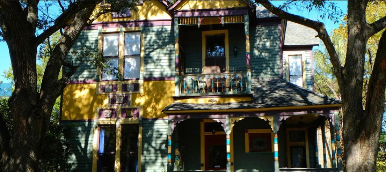The Mardi Gras House Bed & Breakfast Mobile Exterior photo