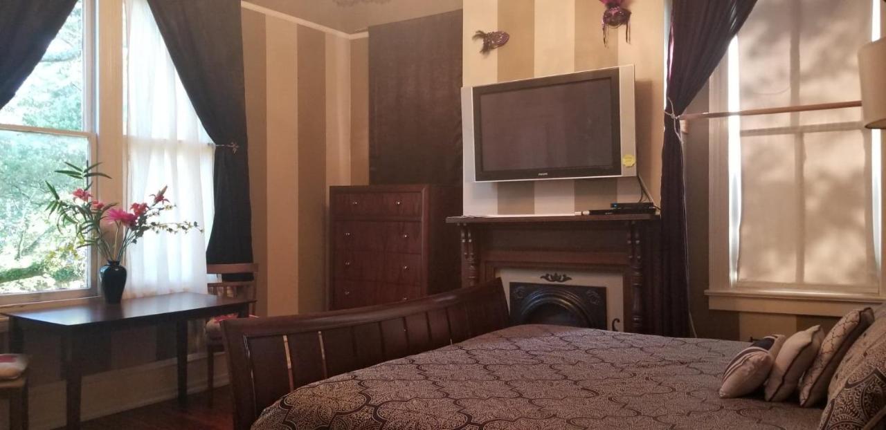 The Mardi Gras House Bed & Breakfast Mobile Exterior photo