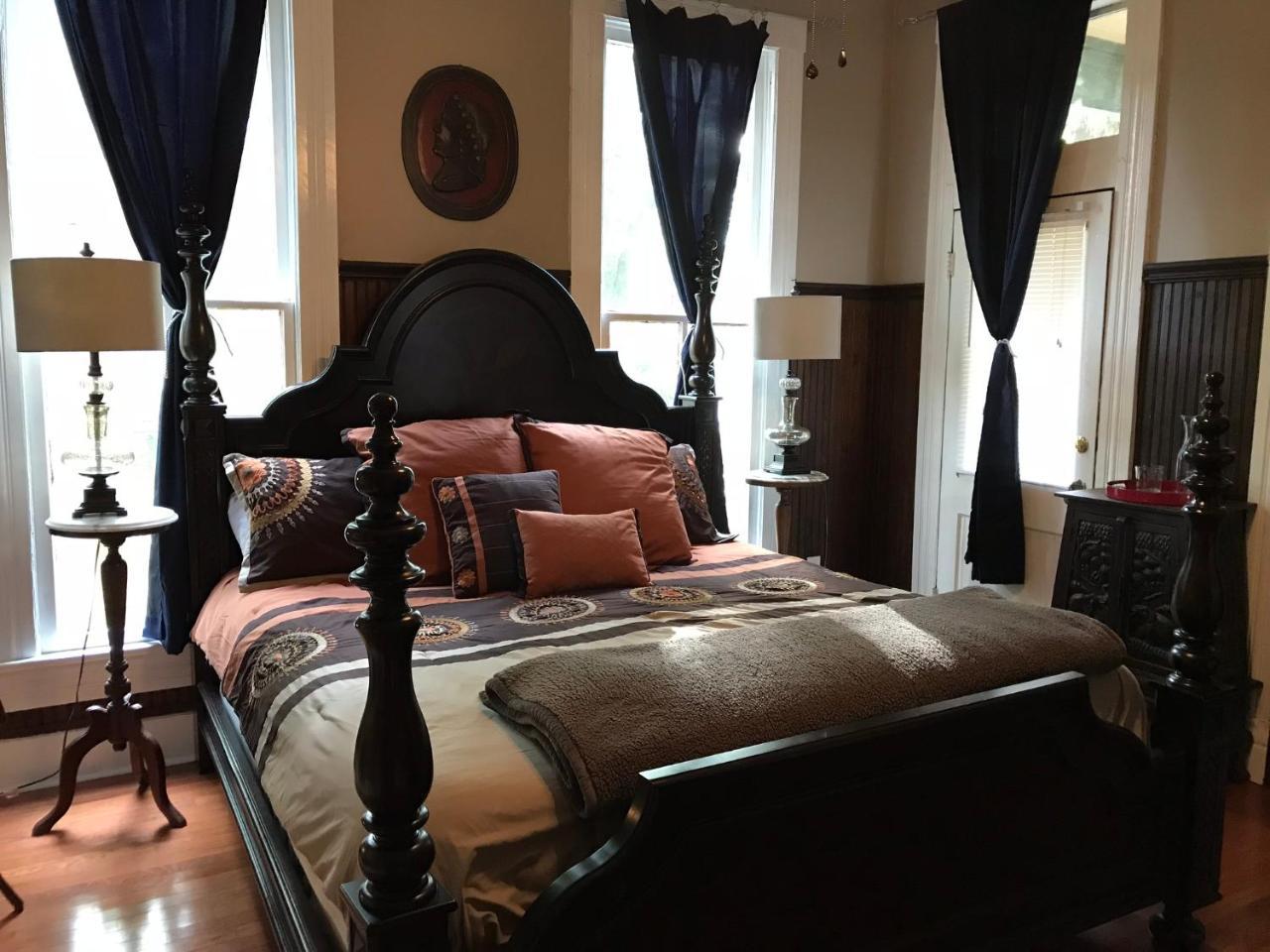 The Mardi Gras House Bed & Breakfast Mobile Exterior photo