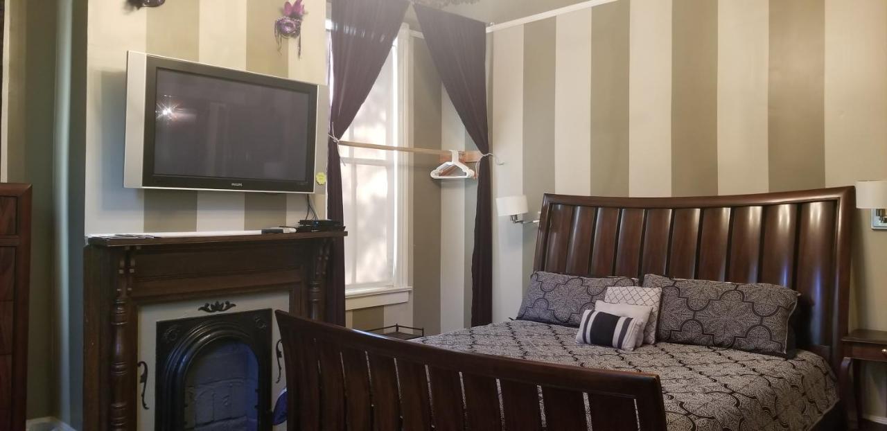 The Mardi Gras House Bed & Breakfast Mobile Exterior photo