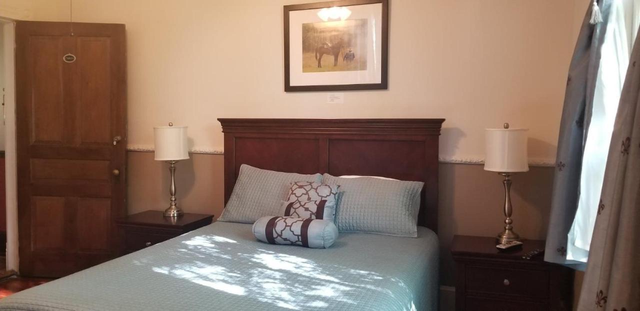 The Mardi Gras House Bed & Breakfast Mobile Exterior photo