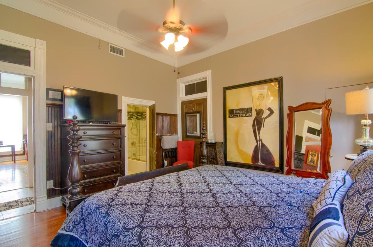 The Mardi Gras House Bed & Breakfast Mobile Exterior photo