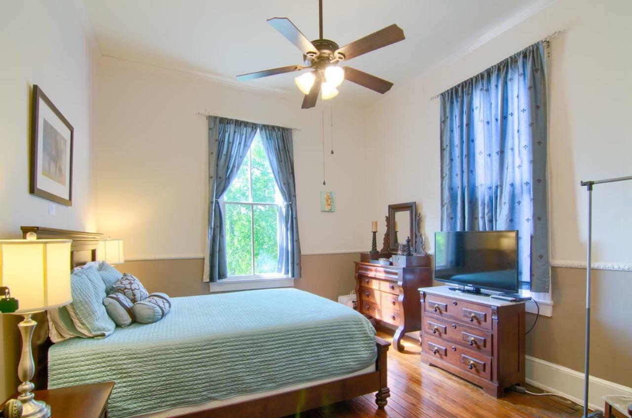 The Mardi Gras House Bed & Breakfast Mobile Exterior photo