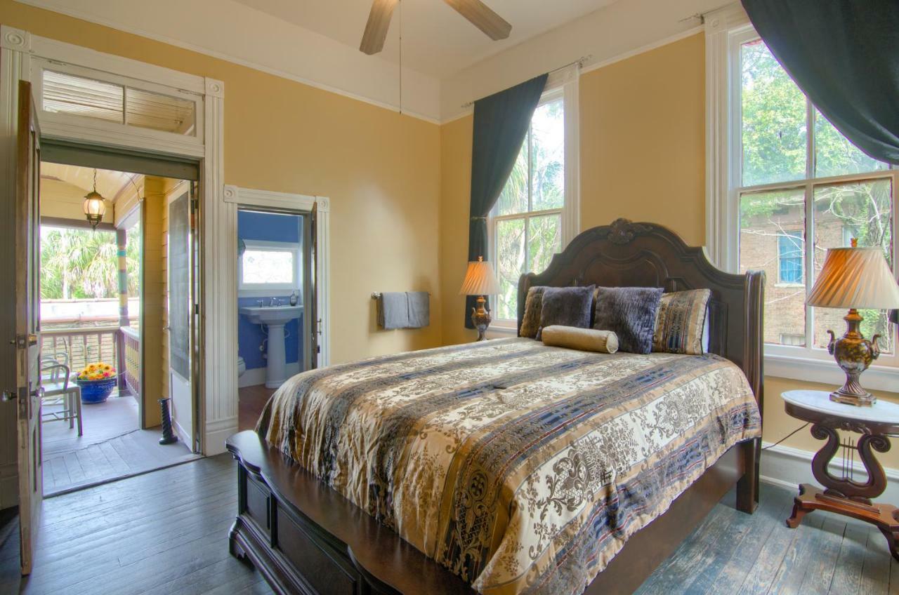 The Mardi Gras House Bed & Breakfast Mobile Exterior photo